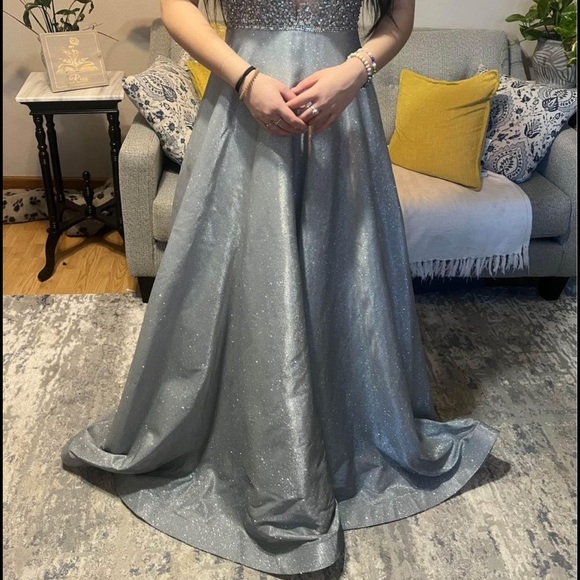 Prom dress! Never worn - Picture 1 of 4